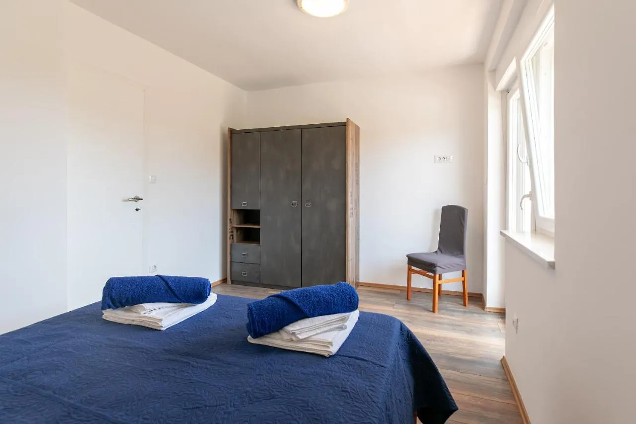 Apartments Korana Pula 0*,