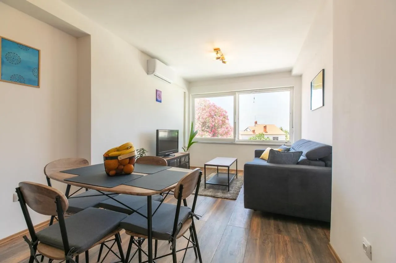 Apartments Korana Pula 0*,