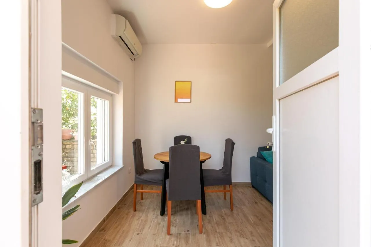 Apartments Korana Pula 0*,