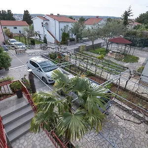 apartments-lovorik.primorje-gorskikotar.com/